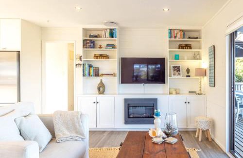 Surfdale House | Skomer House - Sea Views & Central Waiheke Living