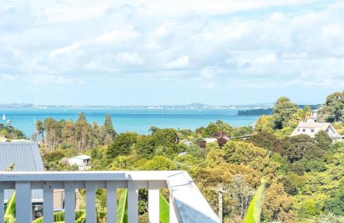 Surfdale House | Skomer House - Sea Views & Central Waiheke Living