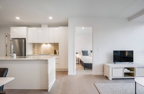 Auckland Central Business District Apartment | Sky Tower View CBD Apt w/Pool & Gym Zodiak Stays
