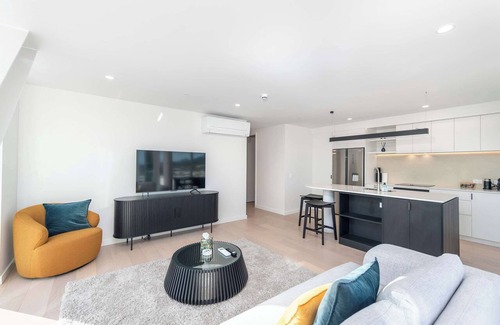 Te Aro Apartment | Skyline 2BR | Pool + Gym | Central Te Aro HydeLane