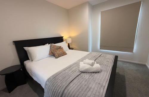 Manurewa Villa | SkyStars Brand New 5BR Skyline Haven 01