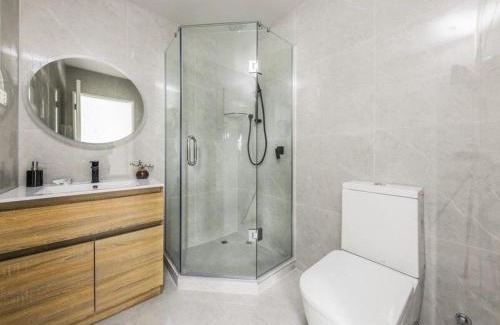 Manurewa Villa | SkyStars Brand New 5BR Skyline Haven 01