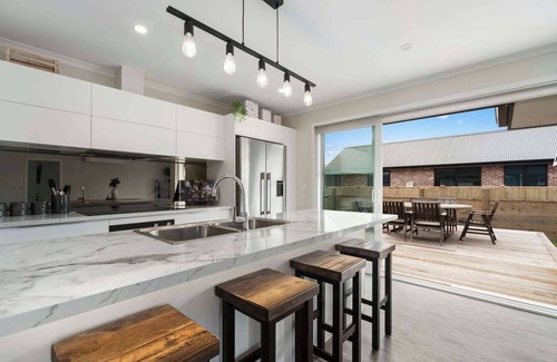 Wharewaka House | Sleeps 10/4BR - 3 min drive from Wharawaka beach