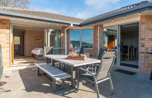 Acacia Bay House | Soak & Stay Acacia Bay - spa, pet, family friendly