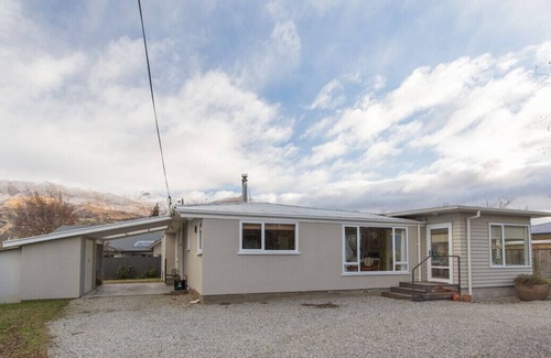 Wanaka Cottage | Southern Lakes Base - Wanaka Holiday Home
