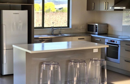 Lowburn House | Spa Pool | Private Pond | Mountain Views | 3 mins to Cromwell,Sleeps 6