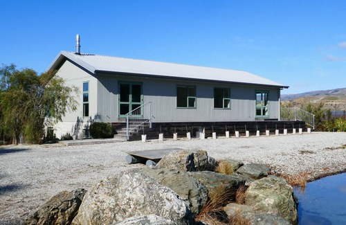 Lowburn House | Spa Pool | Private Pond | Mountain Views | 3 mins to Cromwell,Sleeps 6