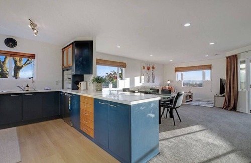 Mount Eden House | Spacious Mt Eden Oasis | Views, Parking, Air-Con