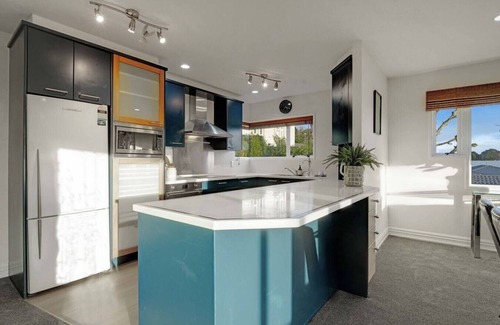 Mount Eden House | Spacious Mt Eden Oasis | Views, Parking, Air-Con