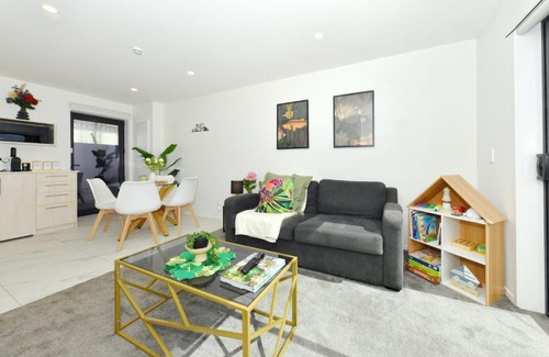 Christchurch City Centre Apartment | Spacious 2BR Townhouse with Yard Wilmer Street
