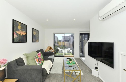 Christchurch City Centre Apartment | Spacious 2BR Townhouse with Yard Wilmer Street