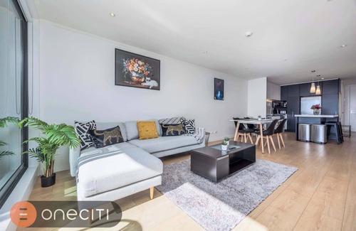Auckland Central Business District Apartment | Spacious 3BR in Auckland CBD w Parking, City Views