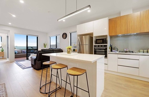 Mangere Villa | Spacious 4BR Family Haven with Air-con & Parking