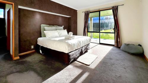 Halswell House | Spacious 5BR Family Escape on Busch Lane