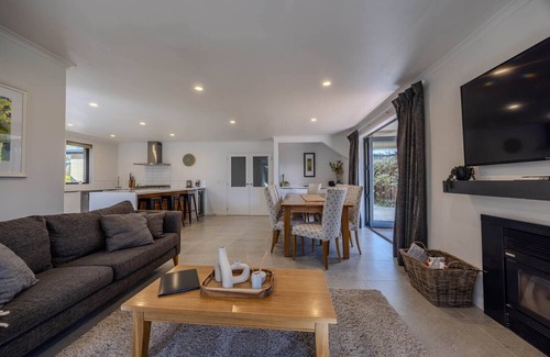 Wanaka House | Spacious 5BR Family Retreat - Walk to Lake & Town