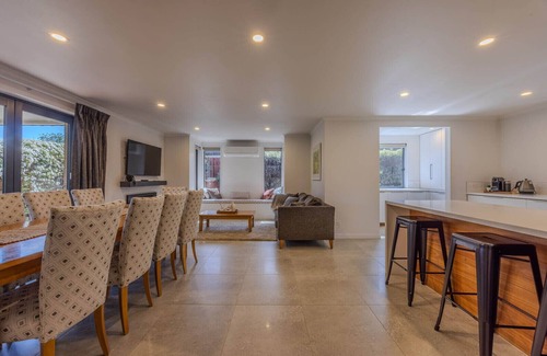Wanaka House | Spacious 5BR Family Retreat - Walk to Lake & Town