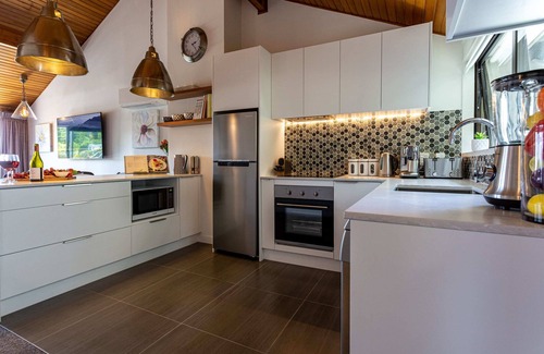 Fernhill Apartment | SPACIOUS ALPINE SPA LAKE VIEW TOWNHOUSE