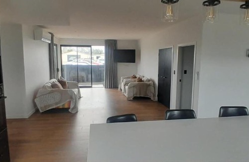 Gore House | Spacious and Sunny on Robertson Street