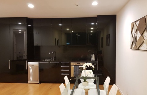 Auckland Central Business District Apartment | Spacious Apartment next to Victoria Park with Aircon and Carpark