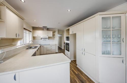 Papakura House | Spacious Holiday Home in a Superb Location