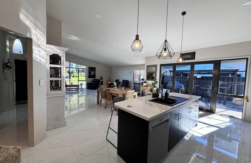 Ohope House | Spacious Home with Spa Sleeps - 12 in Ōhope. 2min walk to Harbour, 5min to Beach