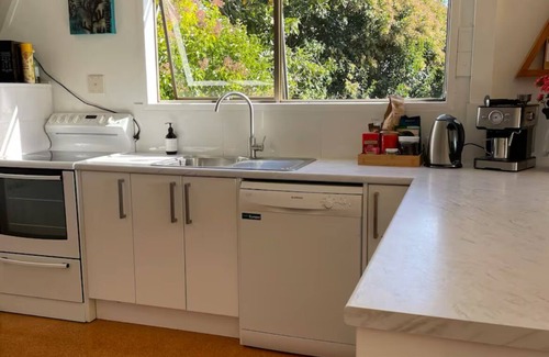 Raglan House | Spacious house, Sea & bush View, 2 mins to Bay, Large Deck.