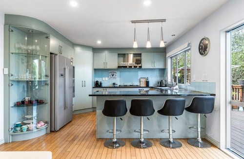 Greenhithe House | Spacious Greenhithe Sanctuary | Air-Con and Deck