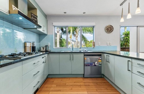 Greenhithe House | Spacious Greenhithe Sanctuary | Air-Con and Deck