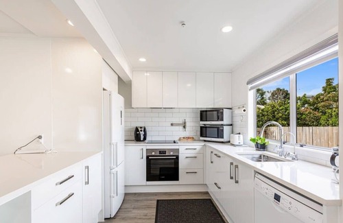 Greenlane - Ellerslie House | Spacious Renovated 3BR in Ellerslie I Zodiak Stays