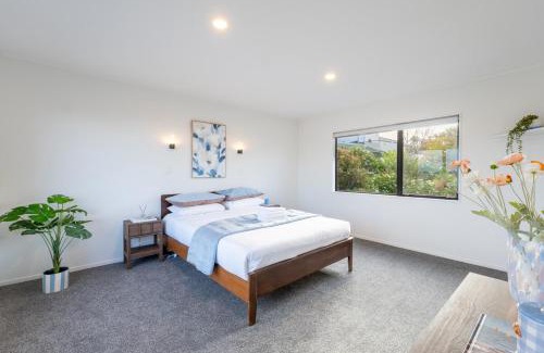 Orewa House | Spacious Seaview 3-Bedroom Home in Orewa