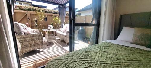 Silverdale House | Spacious Studio with Terrace Near Orewa Beach