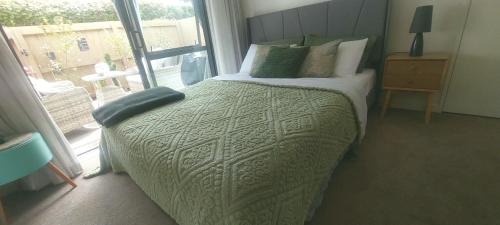 Silverdale House | Spacious Studio with Terrace Near Orewa Beach