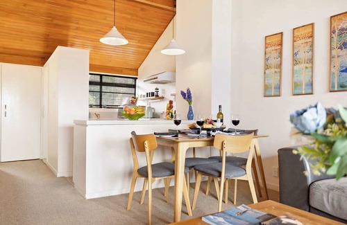 Fernhill House | SPACIOUS TOWNHOUSE INCREDIBLE ALPINE LAKE VIEWS