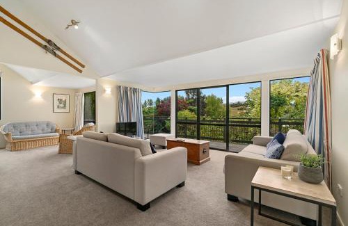Wanaka House | Spacious Wanaka Escape with Outdoor Living - Rippon Lea