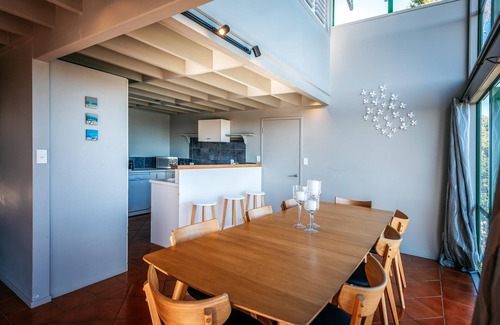 Surfdale House | Spinnaker Watch - A relaxed coastal retreat with breathtaking views to Auckland City. Spinnaker Watch offers spacious living, linen furnishings, sunny decks, and a short walk to the beach the perfect Waiheke escape for couples or small groups.