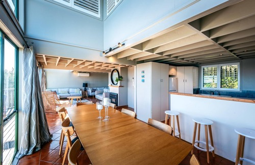 Surfdale House | Spinnaker Watch - A relaxed coastal retreat with breathtaking views to Auckland City. Spinnaker Watch offers spacious living, linen furnishings, sunny decks, and a short walk to the beach the perfect Waiheke escape for couples or small groups.
