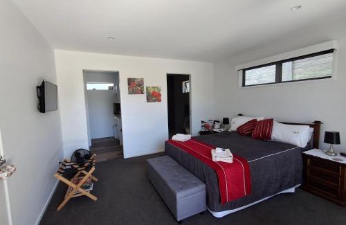 Papamoa Beach House | Spring Special, Studio on Hugoway, Papamoa Beach