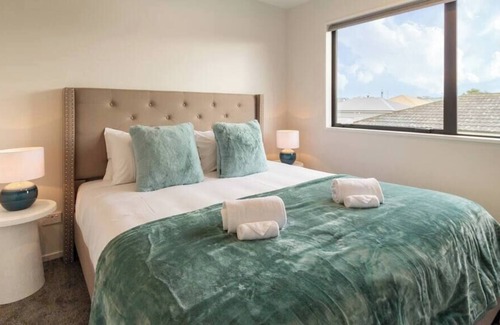 Saint Albans House | St Albans 2 bed 1.5 bath w/ off-street Carpark