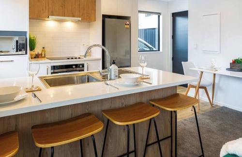 Saint Albans House | St Albans 2 bed 1.5 bath w/ off-street Carpark