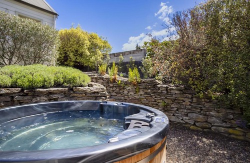 Arrowtown House | Stags Head Cottage-cosy cottage with hot tub