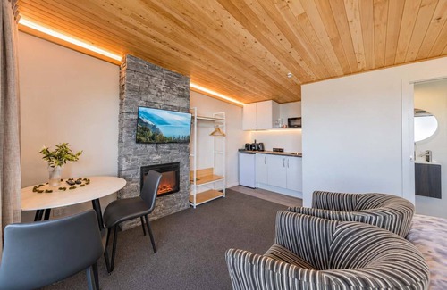 Lake Tekapo Apartment | Starry Retreat | Lake Views + Fireplace