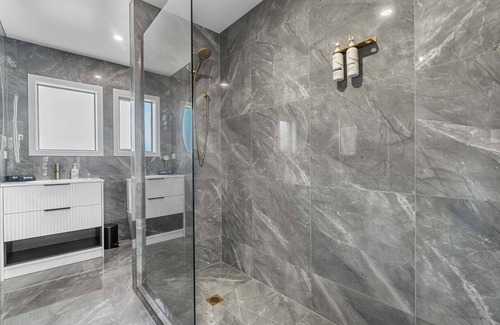 Hamilton Apartment | Stay Central | Park Securely | Relax Completely