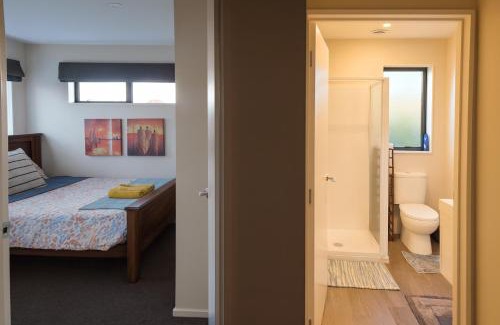 Rolleston House | Stonebrook Haven - Private Bath, Parking and shared Kitchen - 20 min from Airport