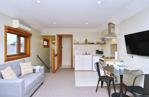 Fendalton Apartment | Studio 85 – Chic Retreat with EV Charger