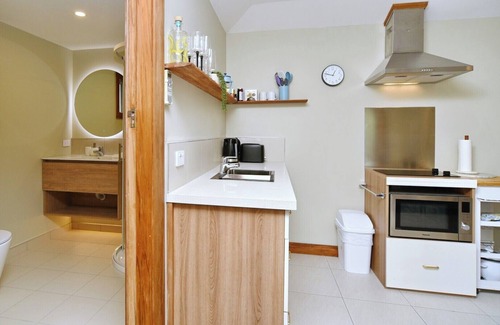 Fendalton Apartment | Studio 85 – Chic Retreat with EV Charger