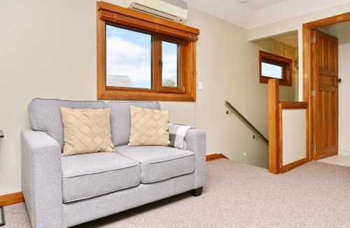 Christchurch House | Studio Retreat with EV & off street Parking