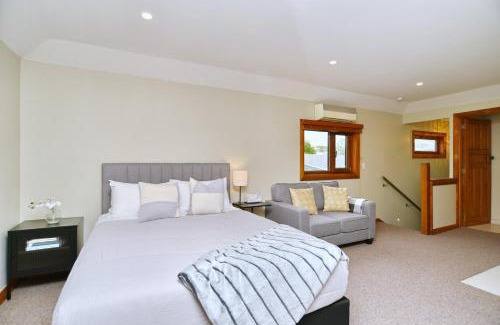 Christchurch House | Studio Retreat with EV & off street Parking