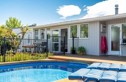 Richmond Apartment | Studio Twenty5, Unique Poolside Retreat Near Nelson