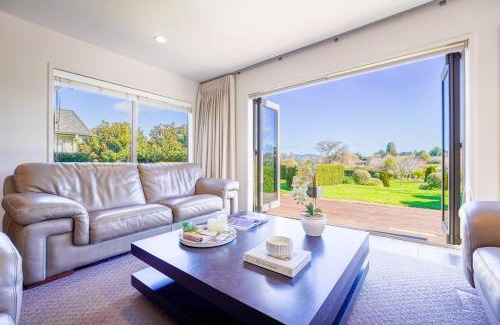 Tikitere House | Stunning and Spacious 5-Bedroom Home in Rotorua