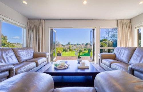Tikitere House | Stunning and Spacious 5-Bedroom Home in Rotorua